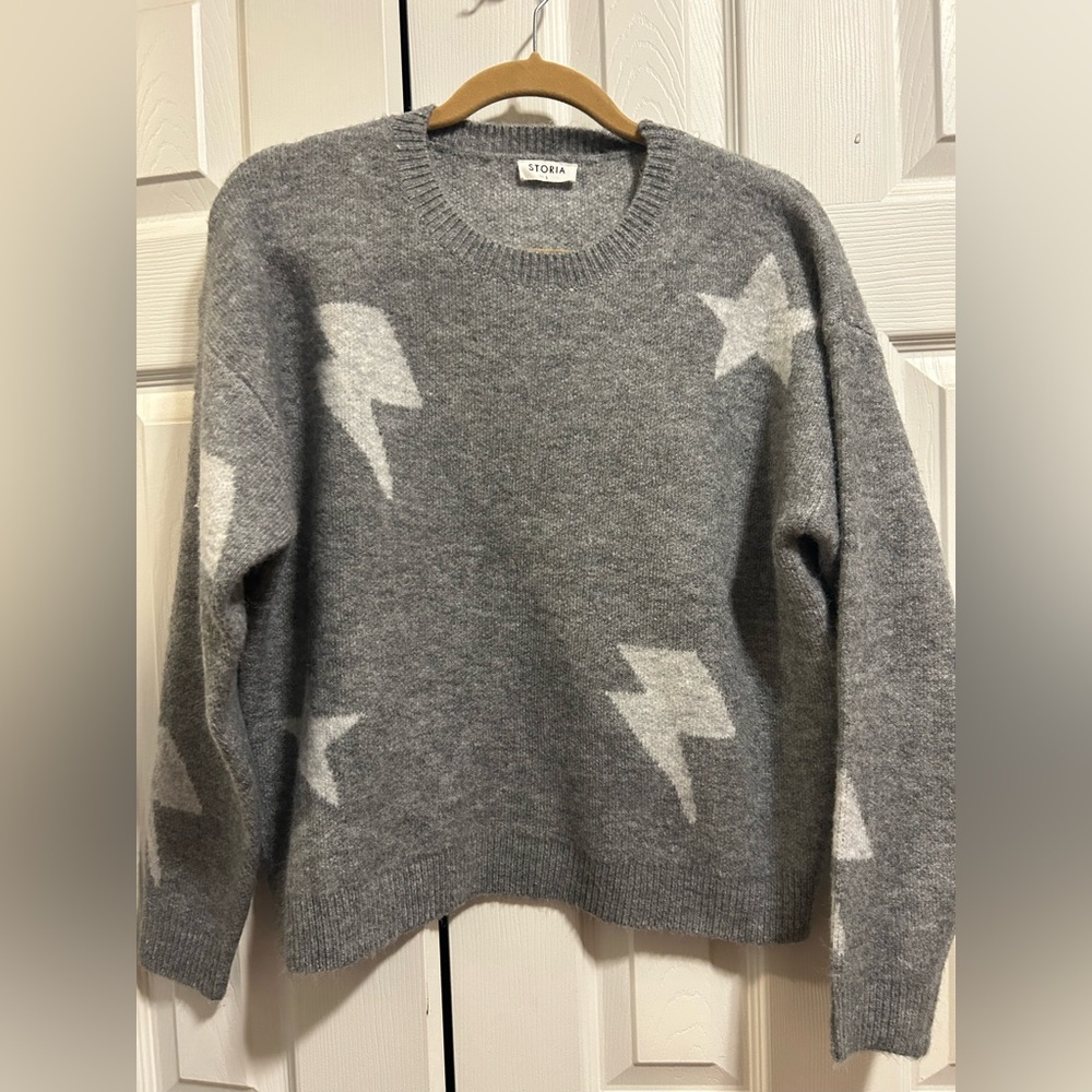 Storia Gray Sweater with White Star and Bolt Design Size L